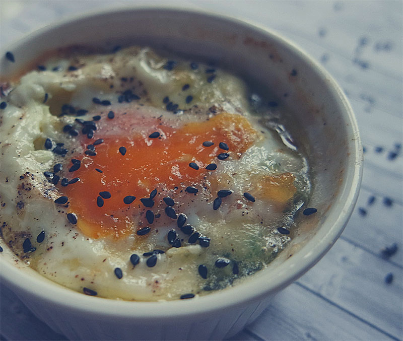 keto jajka w kokilkach mozzarella fasolka śniedanie przepis dieta ketogeniczna jadietetyk