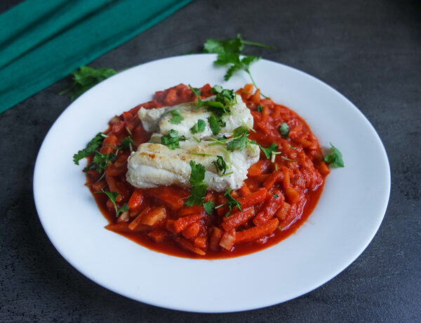keto ryba z warzywami w sosie pomidorowym włoszczyzna dieta ketogeniczna przepisy jadietetyk