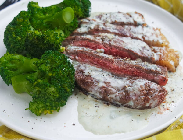 przepis na stek z sosem serowym z gorgonzoli keto obiad jadietetyk